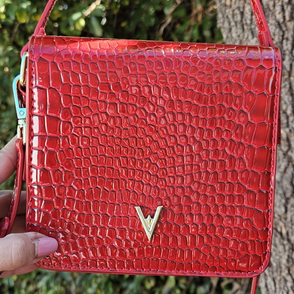 Elegant Red Croc-Embossed Crossbody Bag
